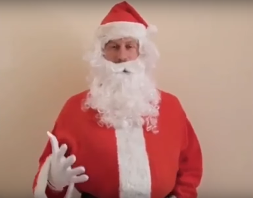 Принц Хари влезе в костюма на Дядо Коледа 