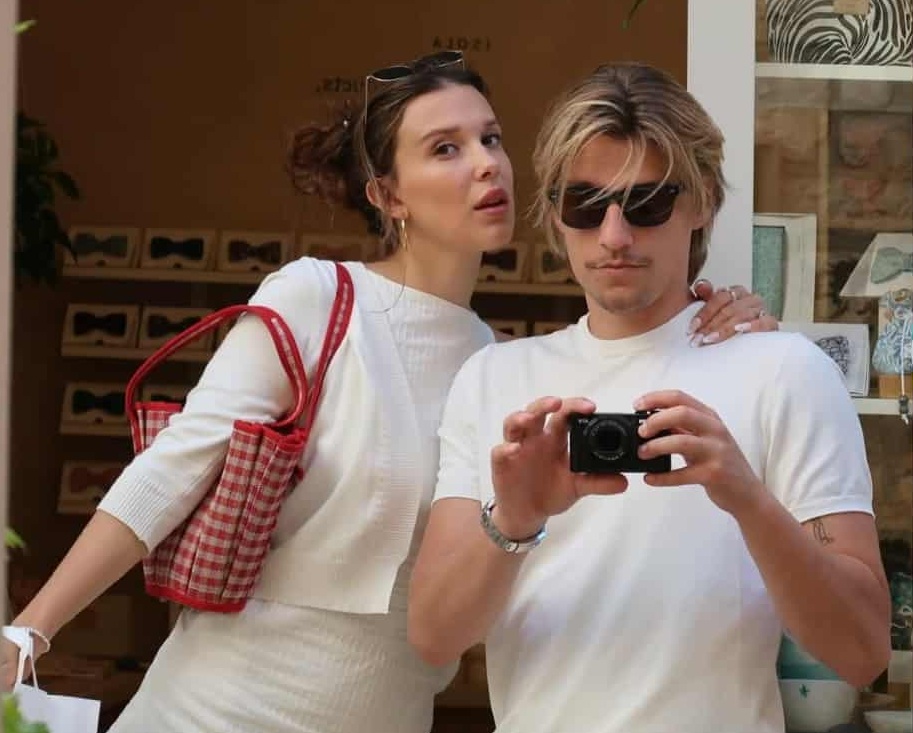 Джон Бон Джови се радва на осиновената си внучка 