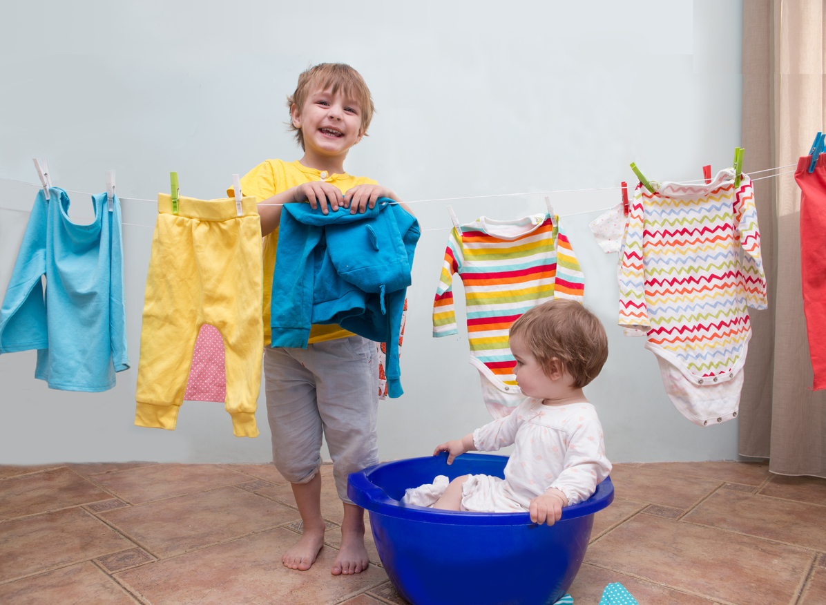 8 вдъхновени от Монтесори трика как да включите детето в чистенето  