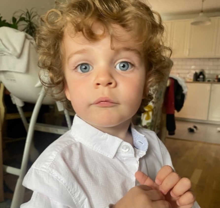 Мона Гочев разиграва театрални етюди с децата 