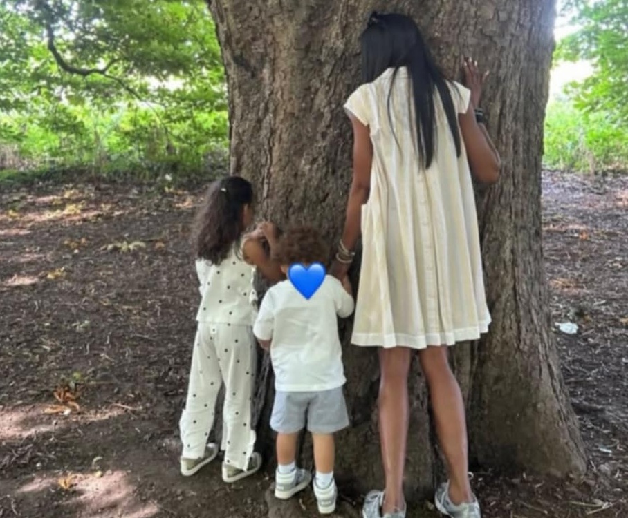 Наоми Кембъл  с децата прегръщат дърво 