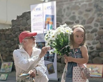 7 годишната Дара със съвместна изложба с Иван Яхнаджиев в Парламента 