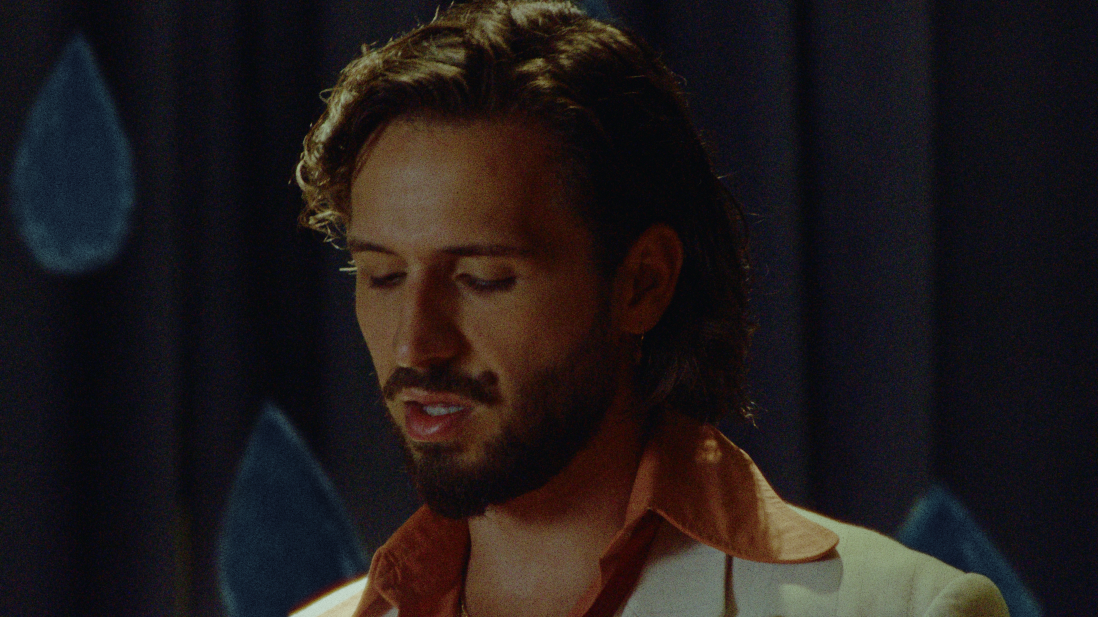 Папи Ханс изпя най-емоционалната си песен