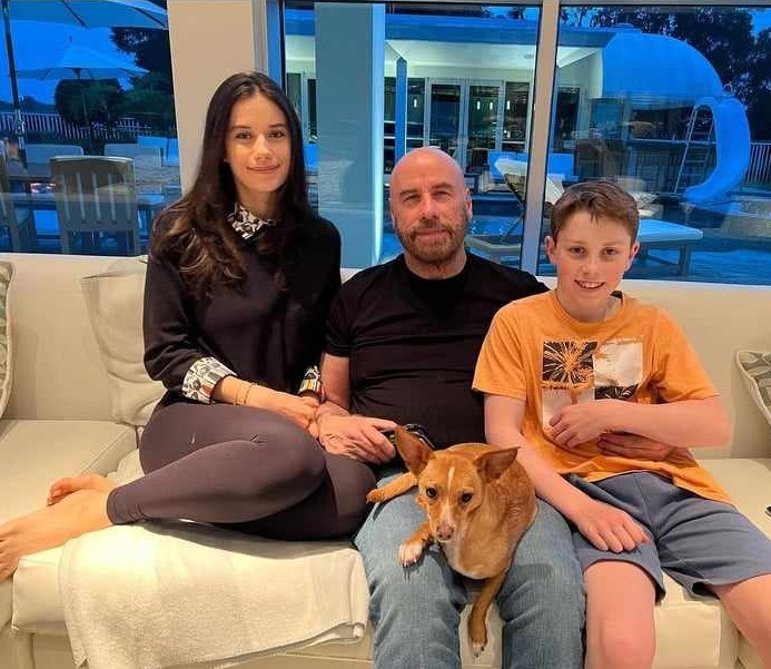 Джон Траволта празнува на ски пистата  с децата си