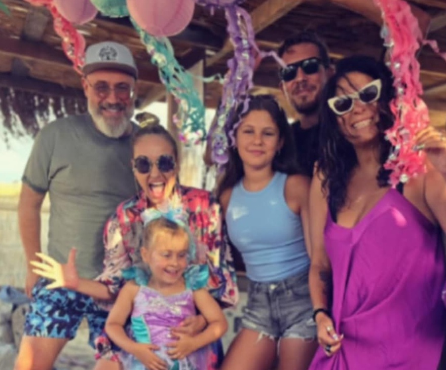 Алекс Раева празнува със своята чаровна „русалка“