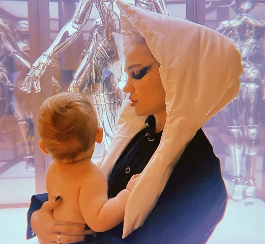 Граймс скочи срещу  Илън Мъск