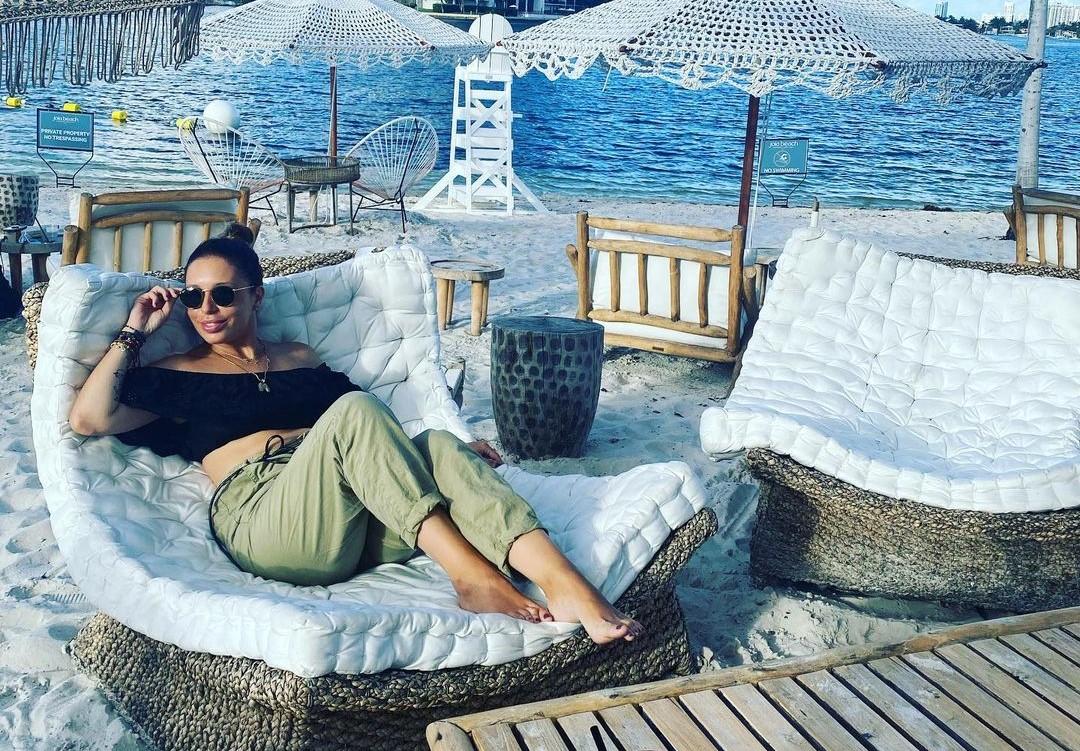 Мика Стоичкова татуира подписа на татко си над своето сърце