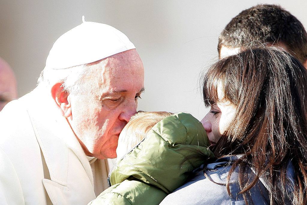 Папа Франциск окуражи кърменето в църква 