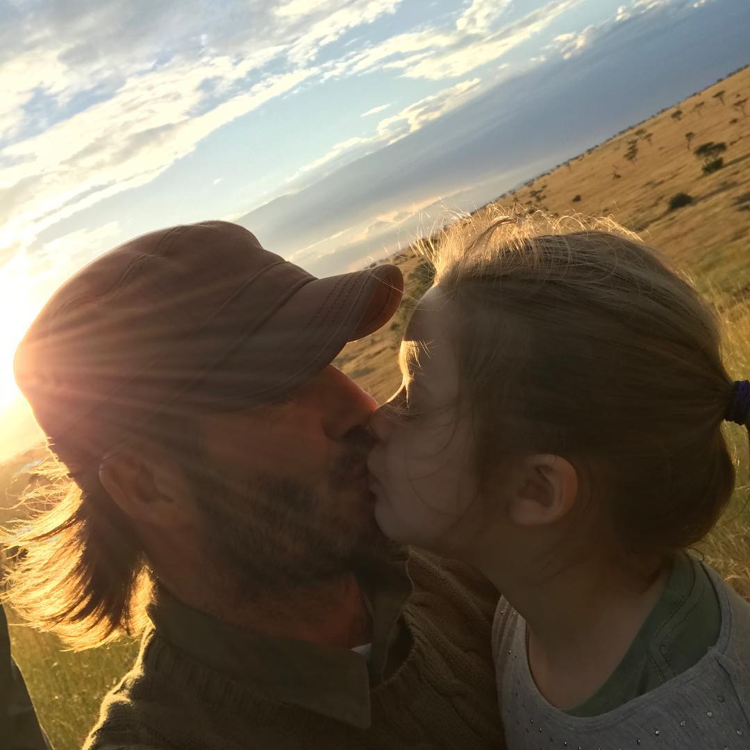 Снимка, на която Бекъм целува дъщеря си по устните, взриви мрежата 