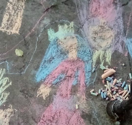 Изгониха майка от Бизнес парка - децата рисували с тебешир 