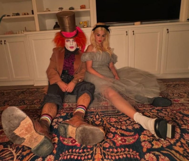 Селена Гомес и Бени Бланко показаха костюмите си за Хелоуин