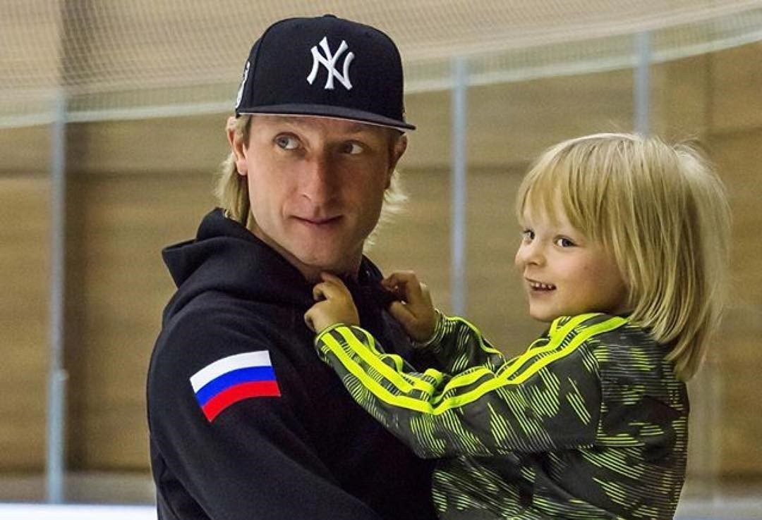 Евгений Плюшченко танцува на леда с 4-годишния си син 