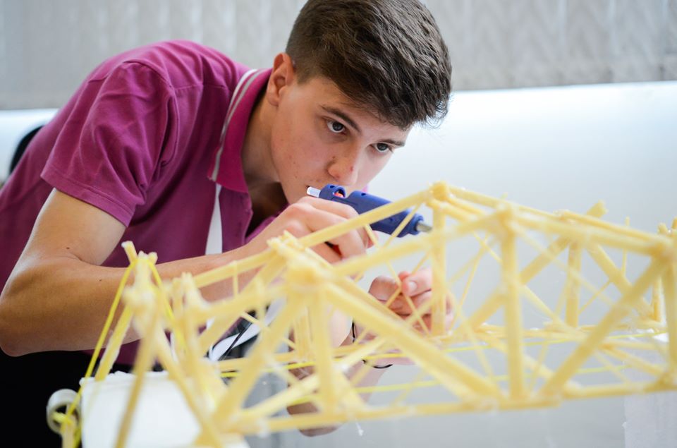 Ученици и студенти издигат куполи и мостове от спагети и силикон 