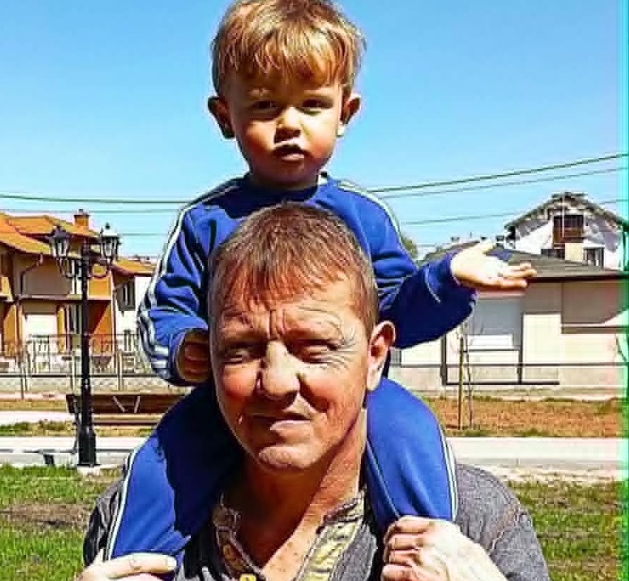 Валери Йорданов учи сина си да кара колело 