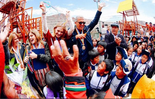 Наталия Водянова откри детски игрален парк в Перу 