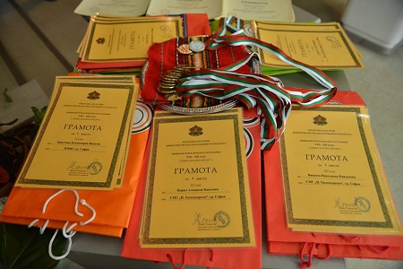 Ученици от Софийска математическа гимназия с медали от Сливен 