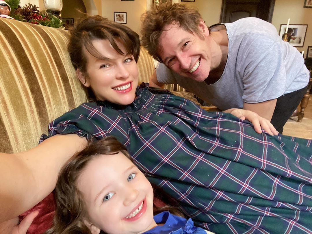 Мила Йовович на разходка в очакване на бебето