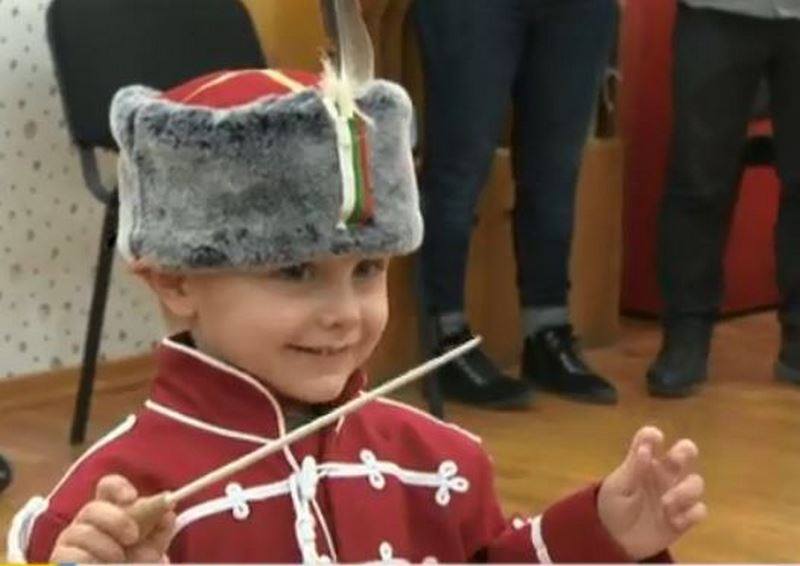 3-годишно момченце просълзи Гвардейския духов оркестър 