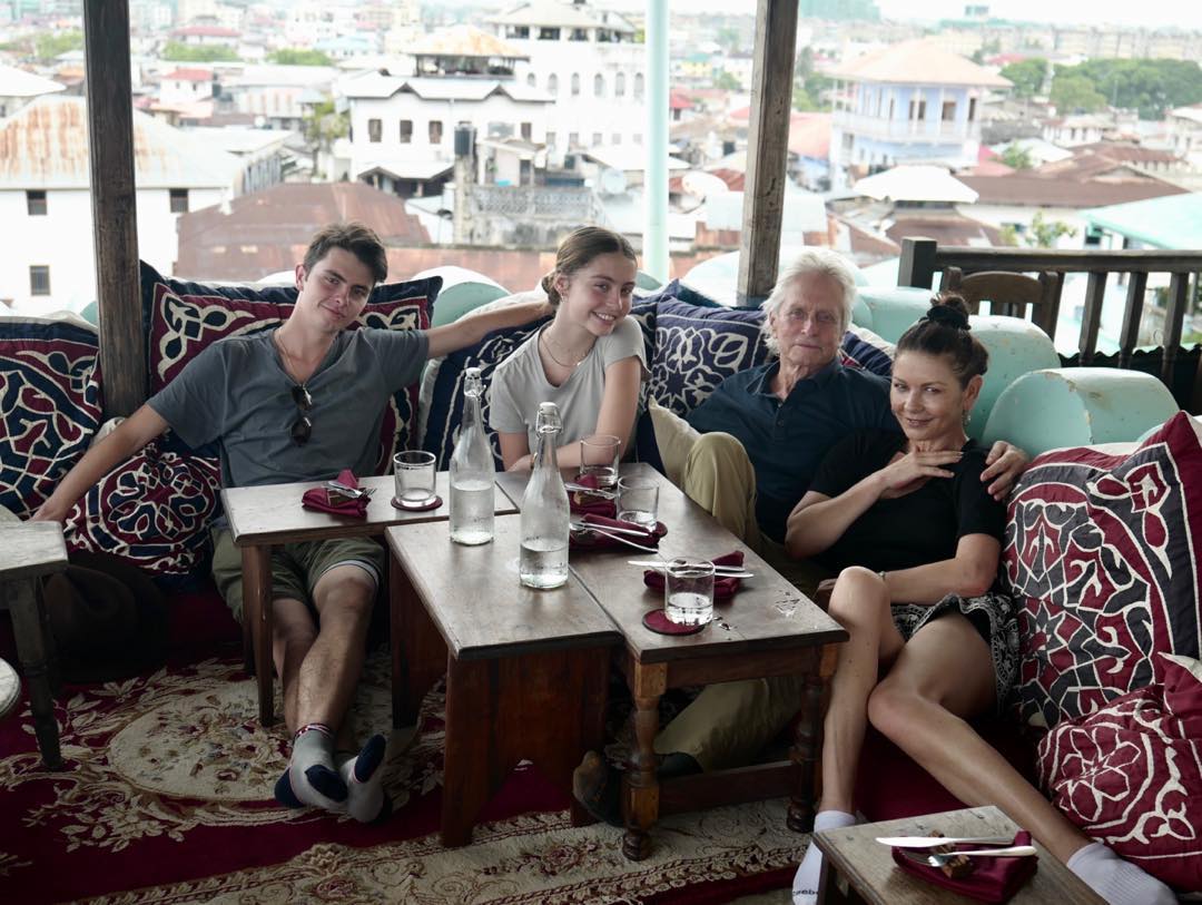   Катрин Зита-Джоунс и Майкъл Дъглас празнуваха годишнина в Истанбул