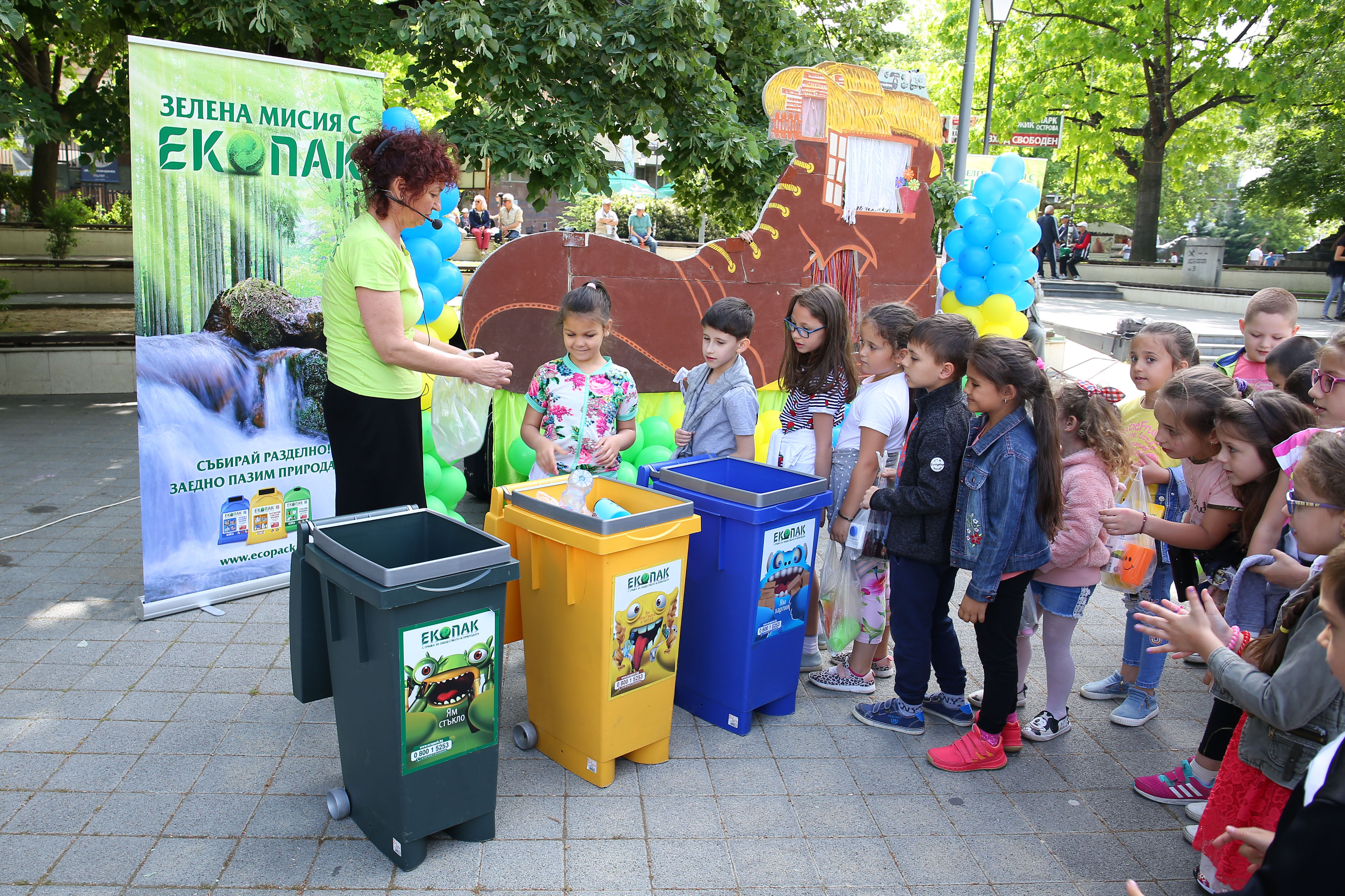 Кукли преподават урок по разделно събиране на отпадъци 