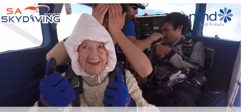 102-годишна жена скочи с парашут с благотворителна цел (видео) 