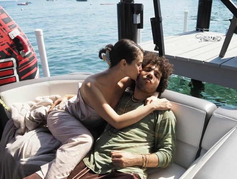 Селена Гомес и Бени Бланко релаксират на яхта