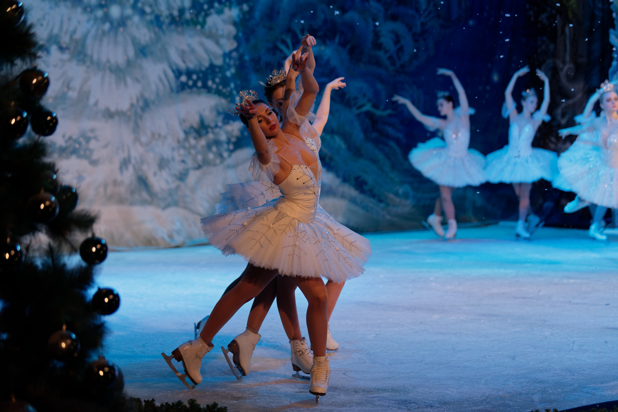  „Лебедово езеро“ върху лед с трето представление в зала 1 на НДК