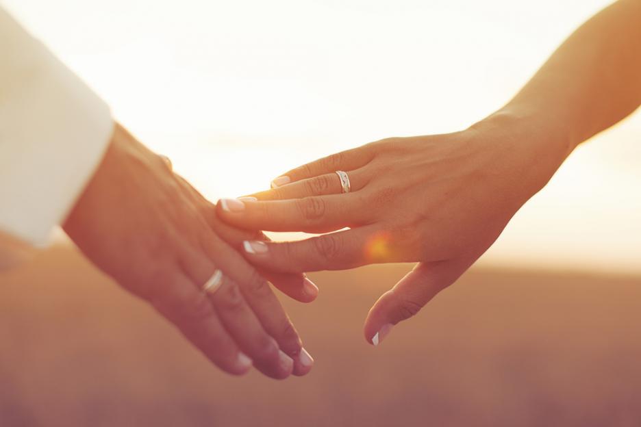 Не конфликтите, а емоционалната дистанция унищожава брака