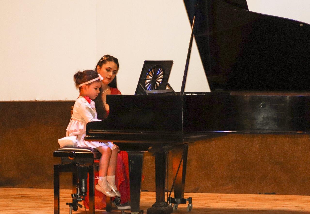 Деца помагат на връстници в неравностойно положение с концерт 