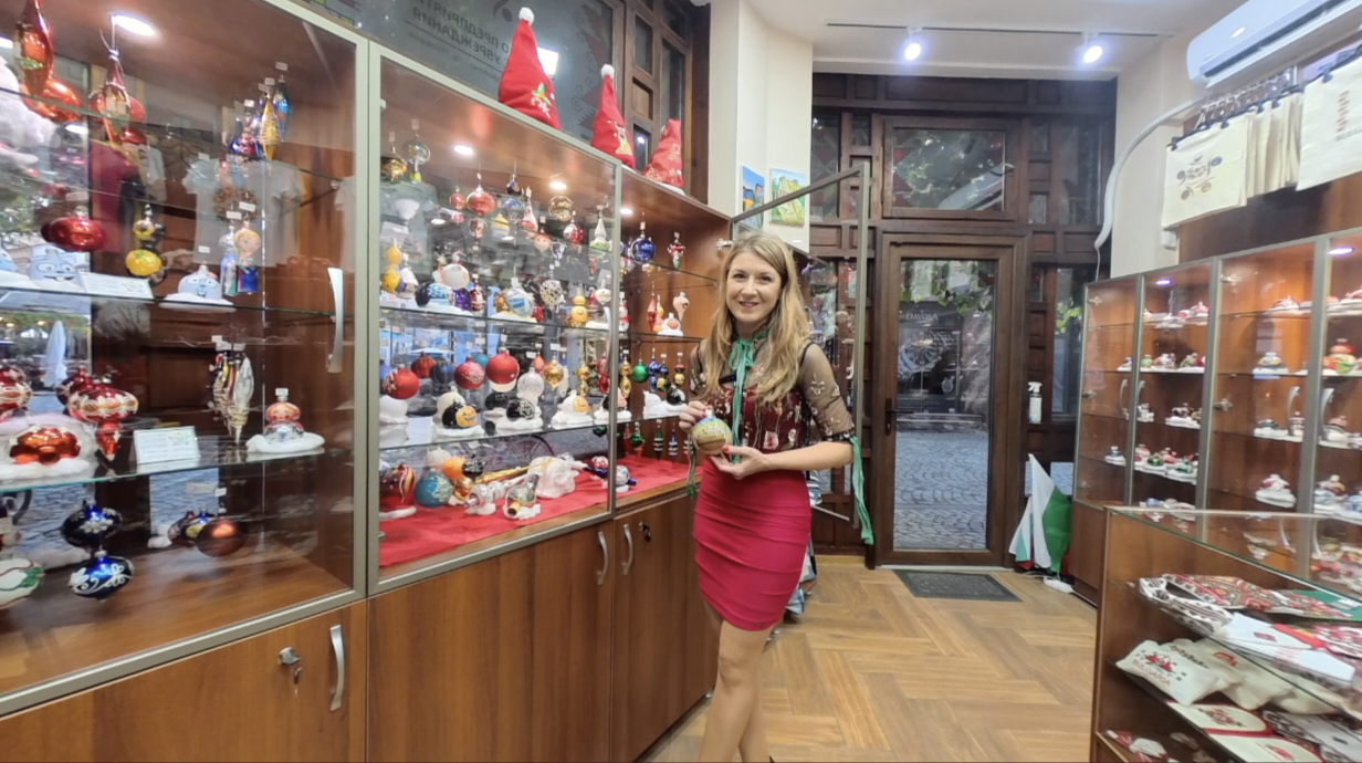 Приказни коледни играчки, изработени от стъкло и със сърце