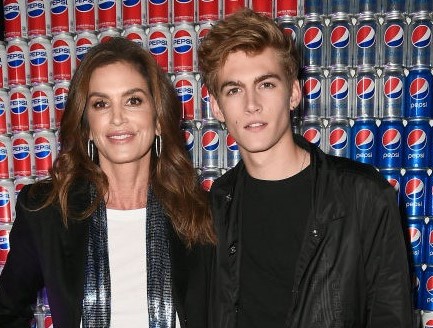  Синди Крауфорд прати сина си на психиатър