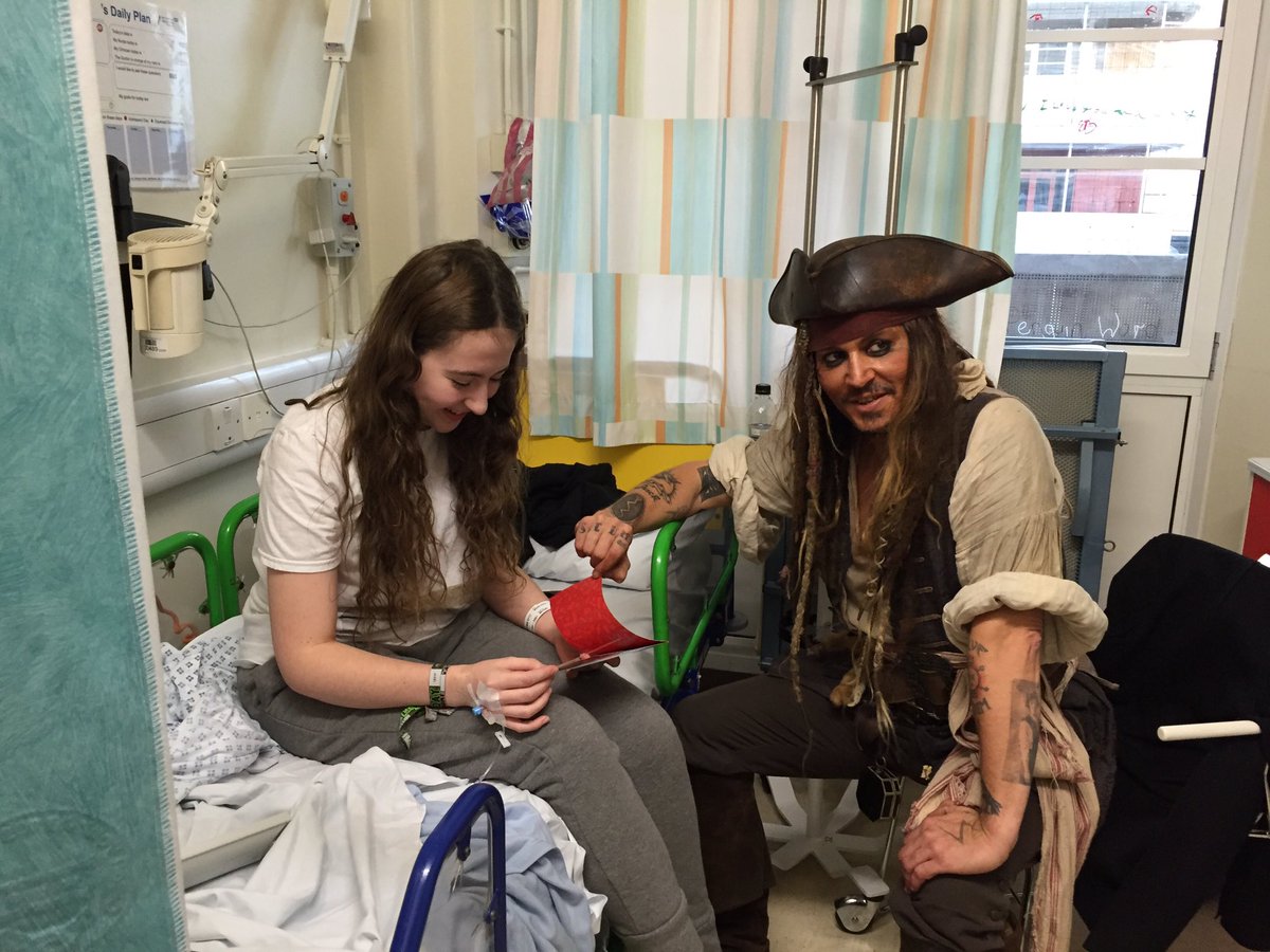 Джони Деп посети детска болница в Лондон  