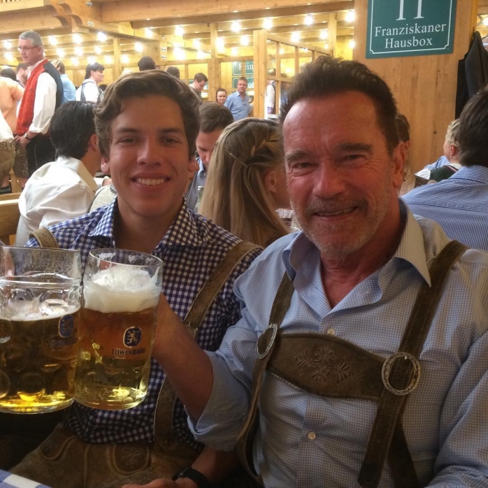 Синът на Арни празнува рожден ден с татко си в бар 