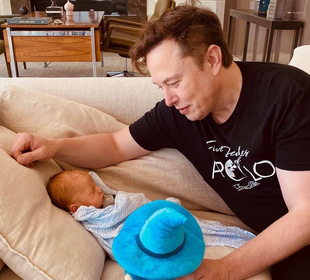 Илън Мъск към бебе Екс: Говори баща ти