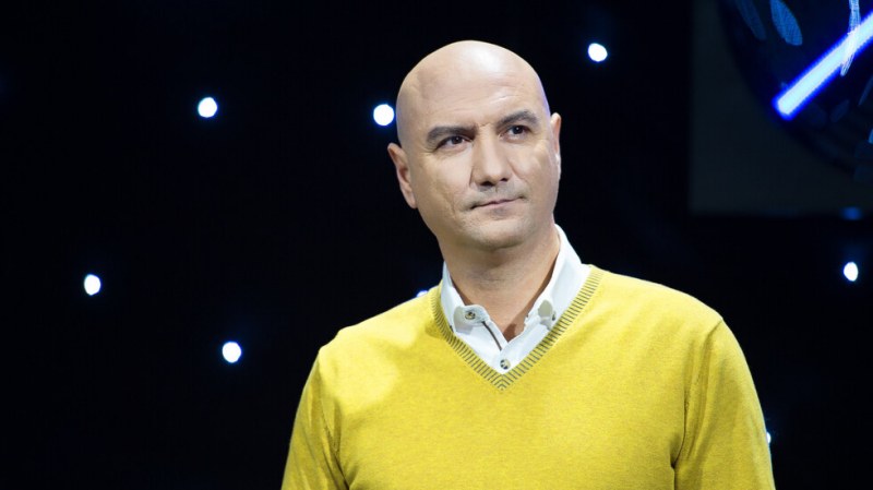  Зрителки даряват Емо Чолаков с гоблени