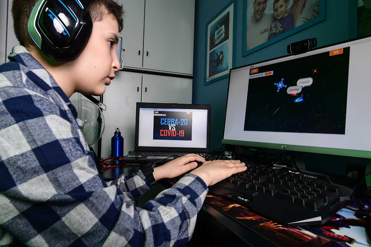 9-годишен италианец мачка коронавируса с видео игра 