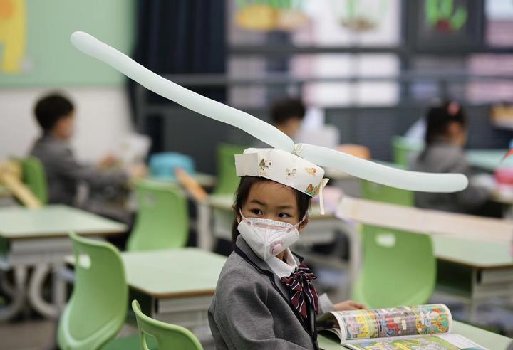 Весели шапки пазят дистанция между учениците в Китай   