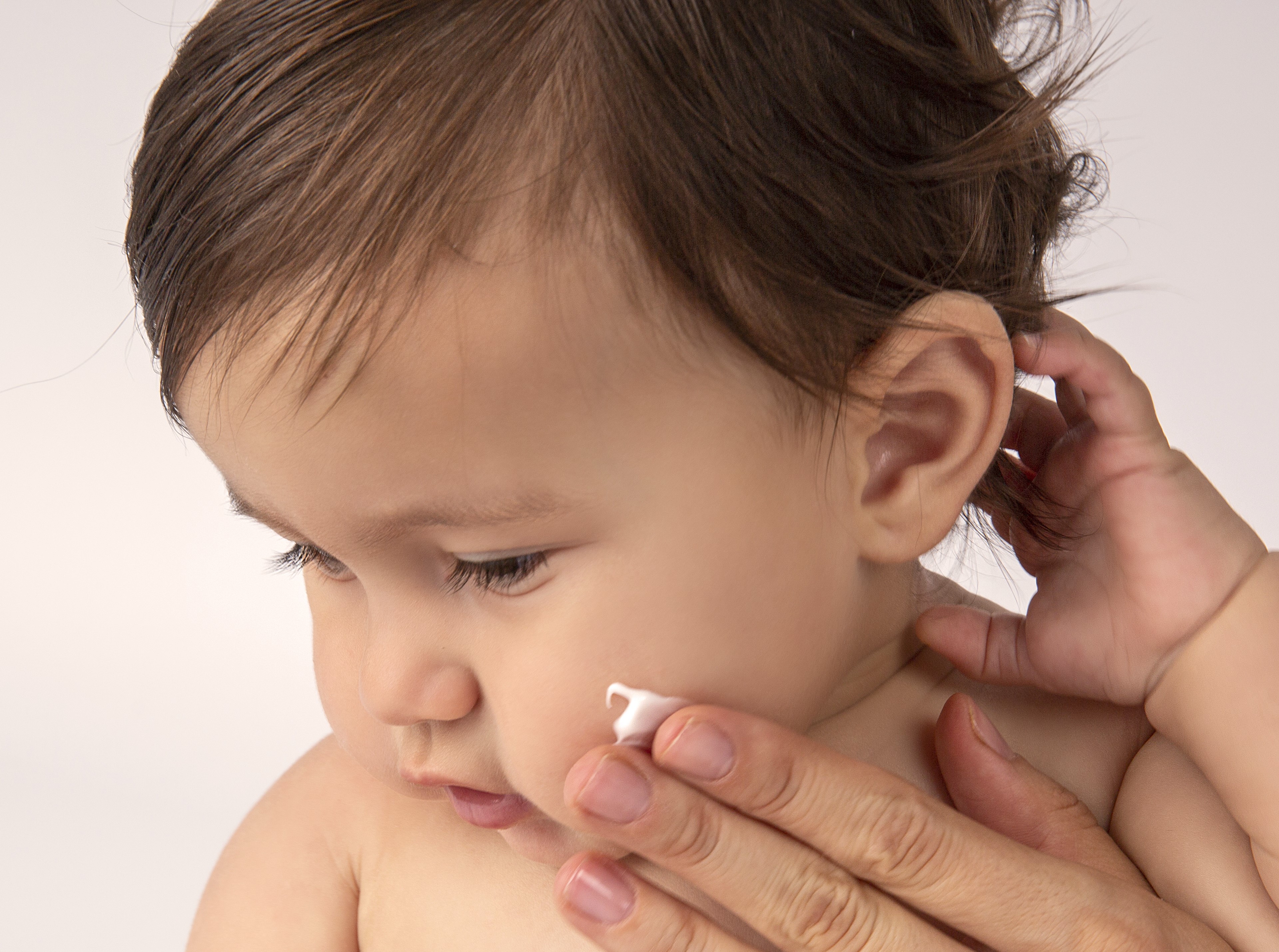 Първата зима на бебето: как да предпазите нежната му кожа от студа