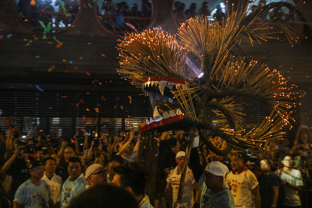 Фестивал на танцуващия Огнен дракон в Китай 