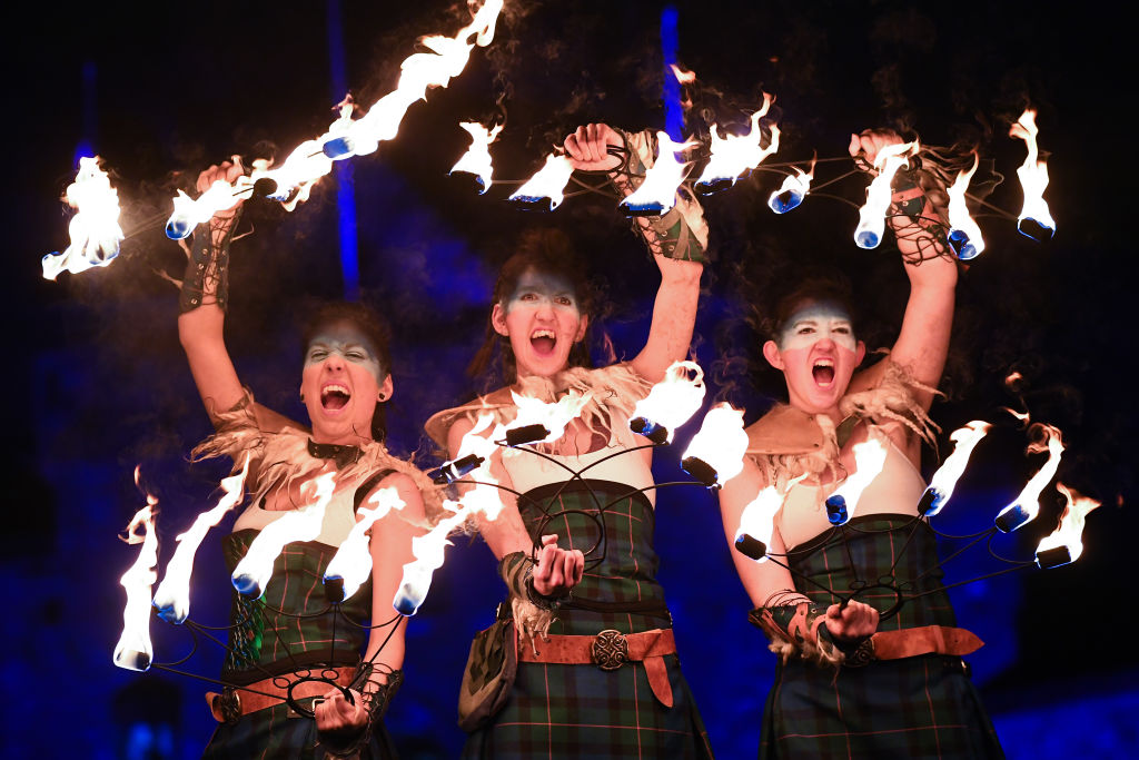 Невероятна факел процесия и пиротехника в Единбург 