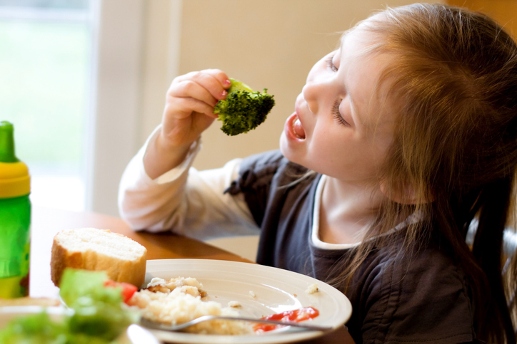 Учени: Яжте броколи с усмивка, ако искате детето да ги хареса  
