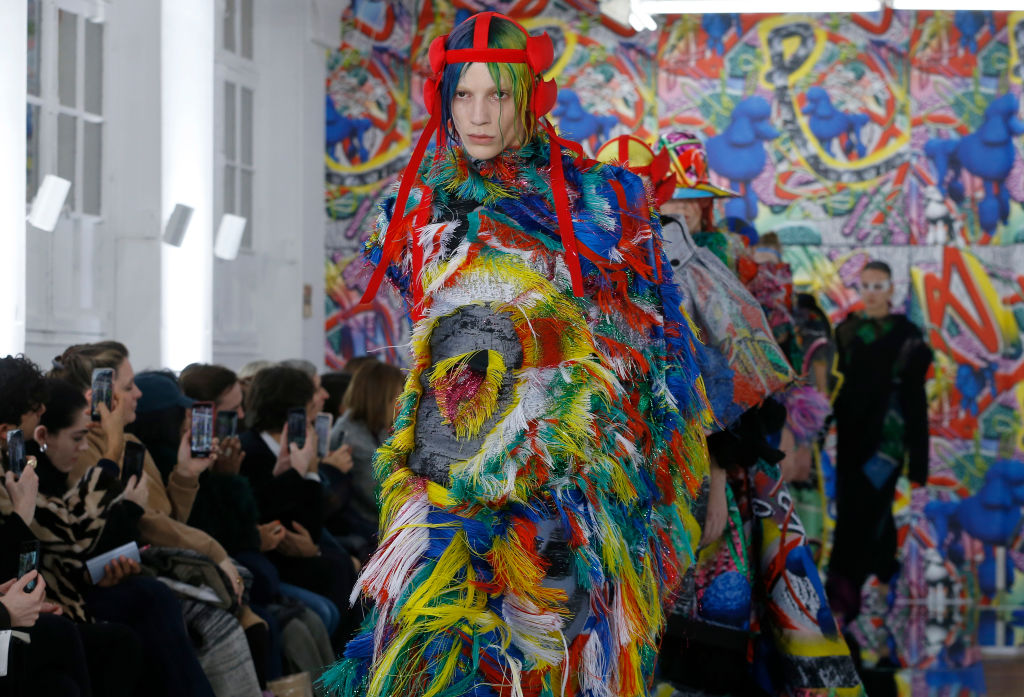 Mодната седмица в Париж: Триумф на цветове и ресни (галерия) 