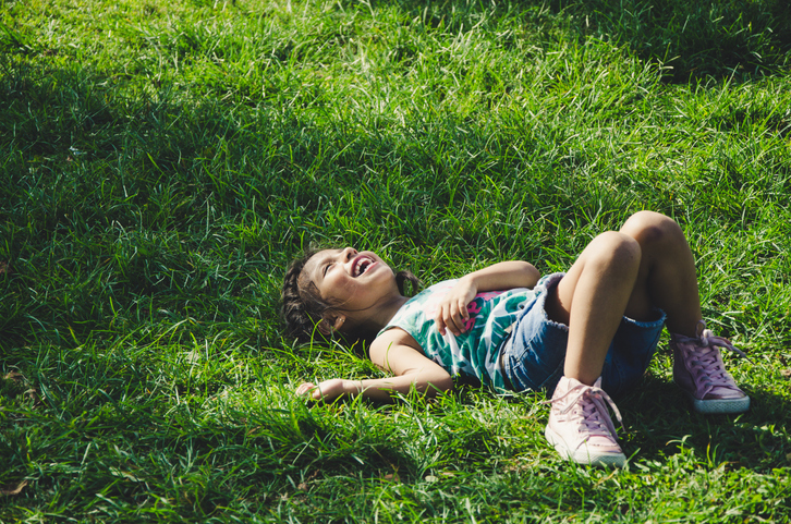 6 трика, за да премахнете петна от трева от детските дънки  