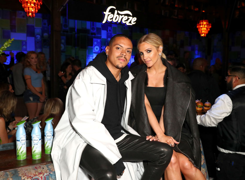 Ашли Симпсън сподели първата снимка на децата си с бебето