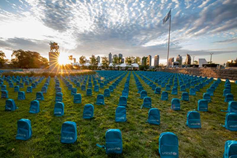 Тъжно послание към света: Гробище от ученически раници 