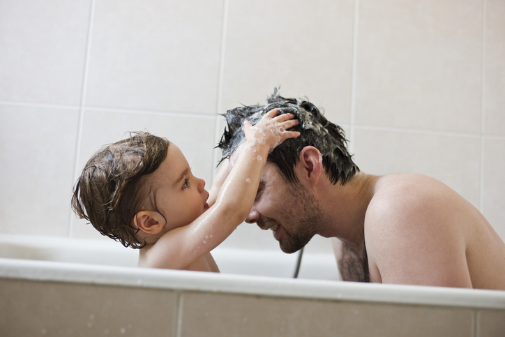 Как да измием главата на детето без сълзи и истерии 