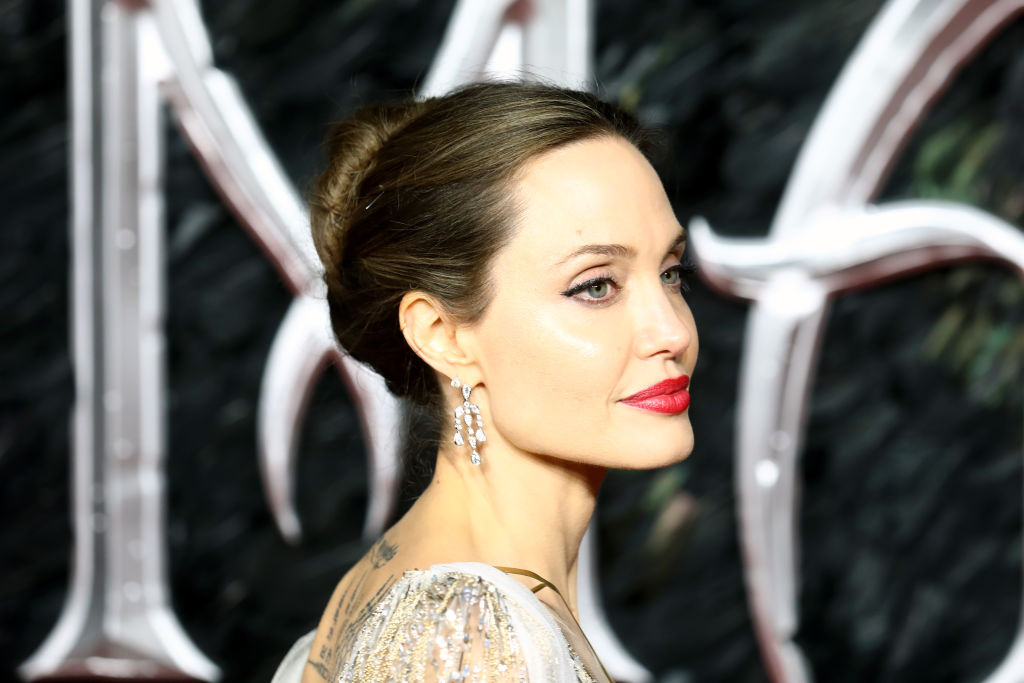  Анджелина Джоли учи тийнейджъри на новини  