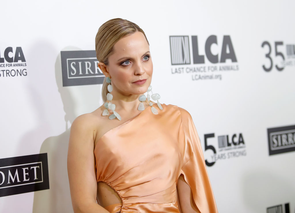 42-годишната Мена Сувари гушна момченце 