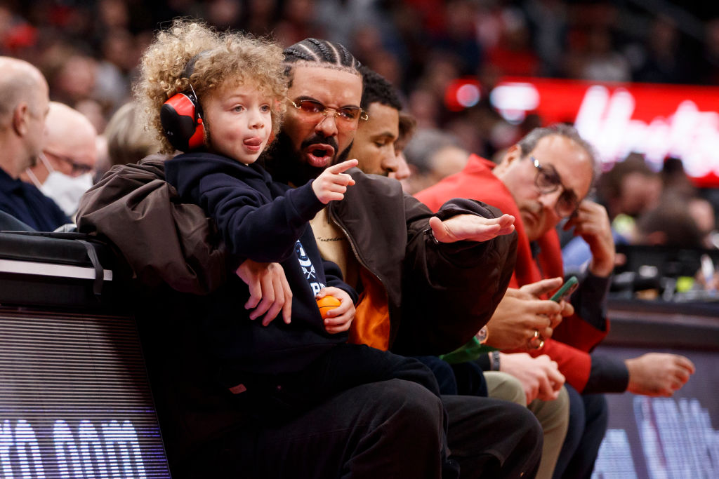 Дрейк заведе 5-годишния си син на баскетболен мач 
