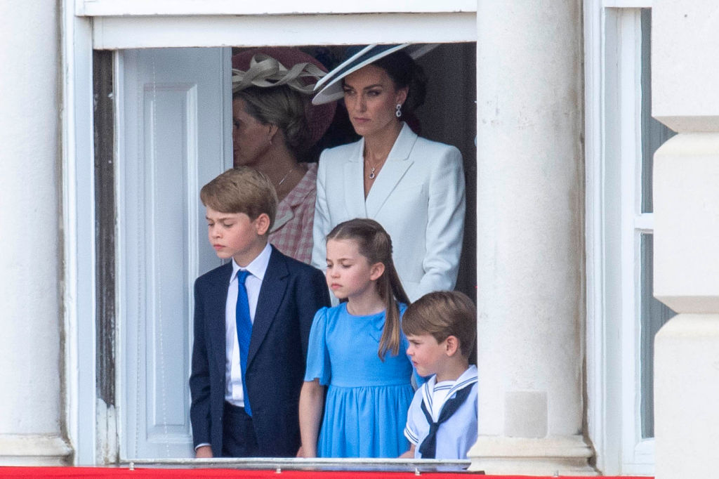 Принц Джордж, принцеса Шарлот и принц Луи изпекоха кексчета за своята прабаба 